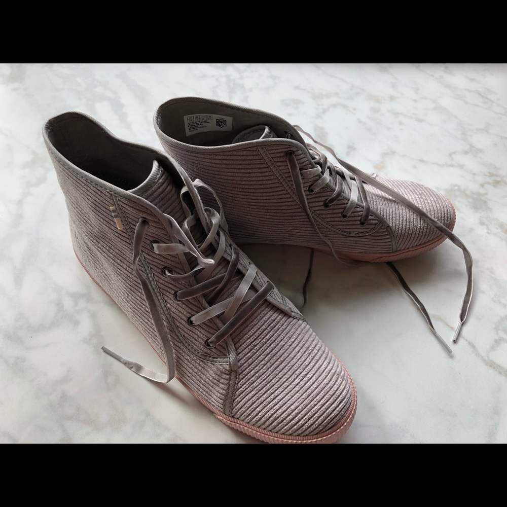 TOMS vegan boots